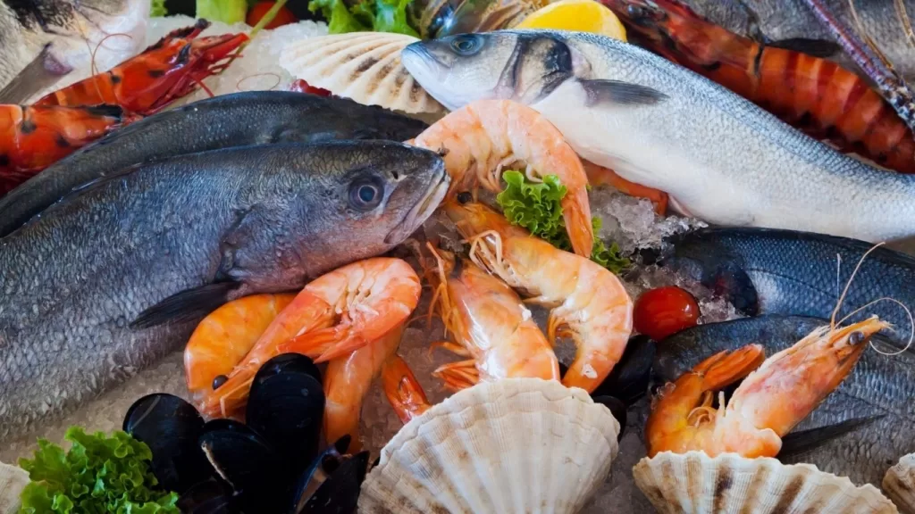 Fresh seafood on ice with fish, shrimp, mussels, and scallops.